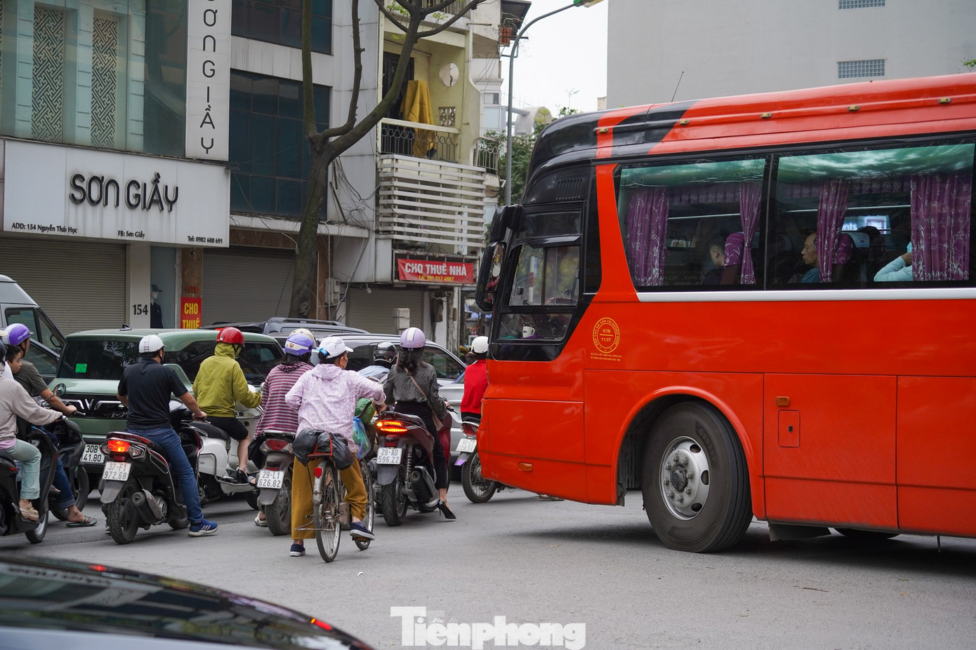 Khó khăn lắm tài xế mới điều khiển xe 45 chỗ rẽ phải từ phố Giảng Võ nhập làn trên đường Nguyễn Thái Học, nút giao này không có đèn tín hiệu giao thông nên thường xuyên ùn tắc.