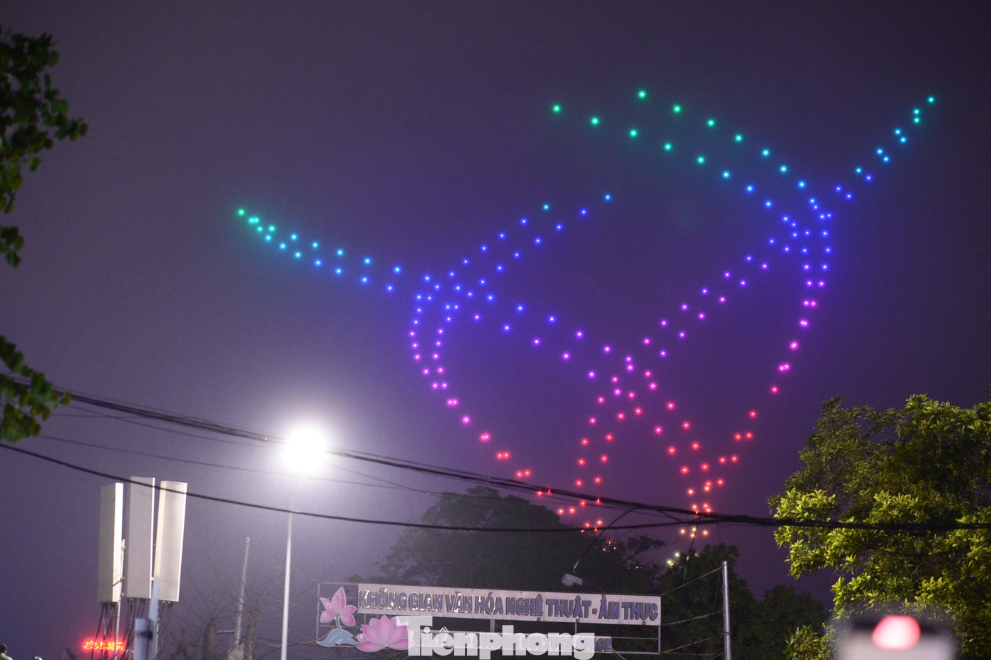 Sự kiện với 300 drone (máy bay không người lái) đã tái hiện những hình ảnh của Thủ đô như: cầu Nhật Tân, Sen bách diệp, hoa đào Nhật Tân, biểu tượng Khuê Văn Các... Sự kiện với 300 drone (máy bay không người lái) đã tái hiện những hình ảnh của Thủ đô như: cầu Nhật Tân, Sen bách diệp, hoa đào Nhật Tân, biểu tượng Khuê Văn Các...