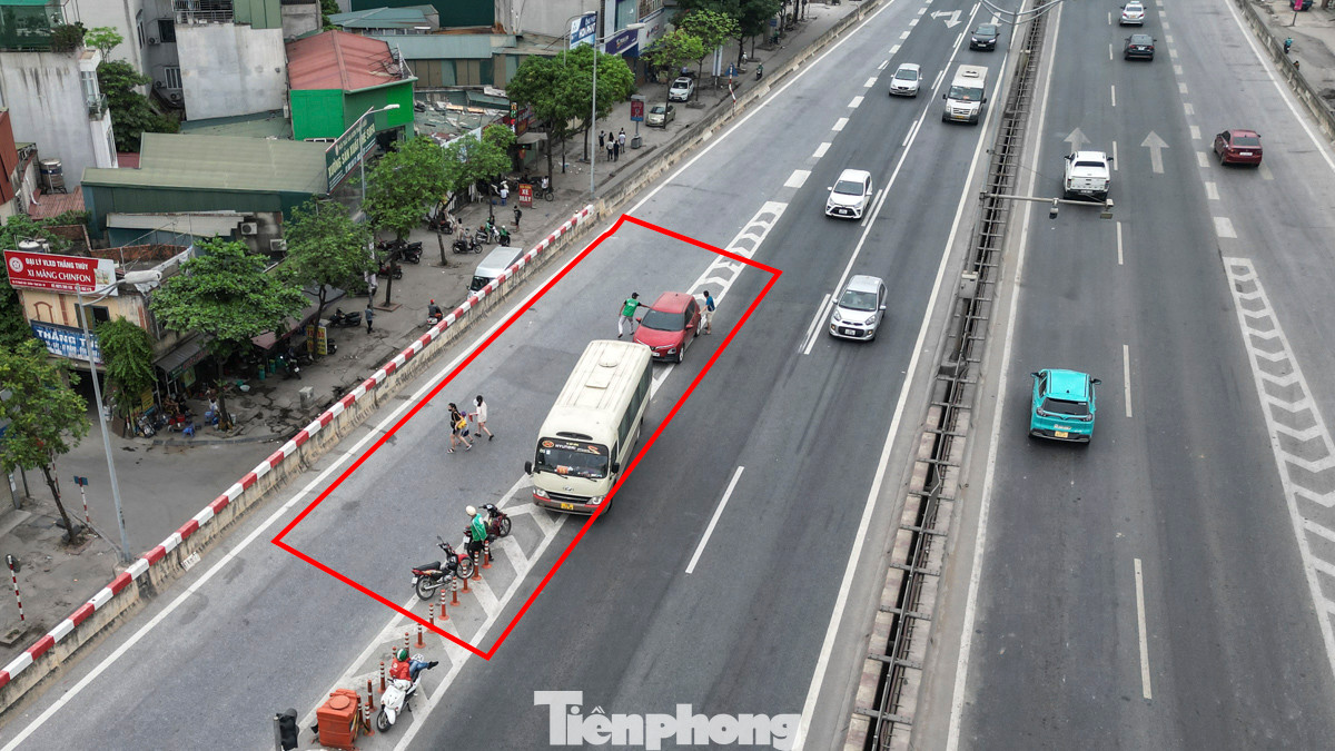 Nguy hiểm hơn, các nhà xe còn dừng trả khách ở đường trên cao Vành đai 3 (đoạn qua Nguyễn Xiển) Nguy hiểm hơn, các nhà xe còn dừng trả khách ở đường trên cao Vành đai 3 (đoạn qua Nguyễn Xiển)