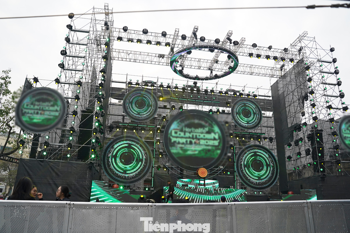 Sân khấu lễ hội chào năm mới đã sẵn sàng. Sân khấu lễ hội chào năm mới đã sẵn sàng.