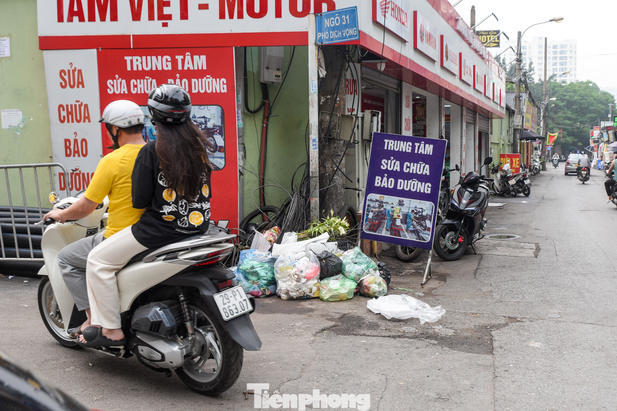 Tại ngõ 31 Dịch Vọng (quận Cầu Giấy) đủ thứ rác bị vứt ngay đầu ngõ. Bãi rác tự phát này không chỉ làm ô nhiễm môi trường, gây mất mỹ quan đô thị, mà nó còn gây cản trở cho người tham gia giao thông.