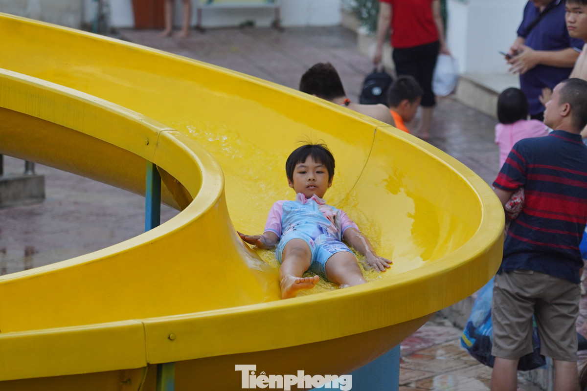 Các bạn trẻ thích thú với trải nghiệm tại cầu trượt nước.