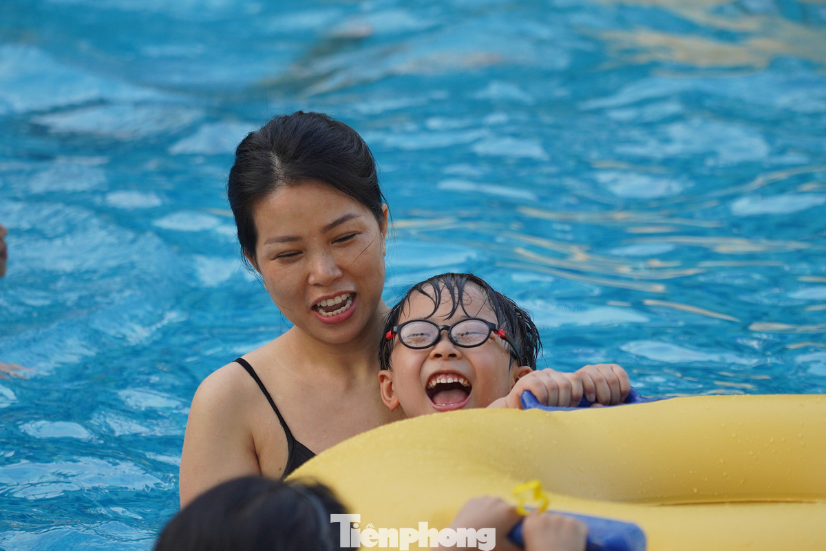 Chị Lê Minh Tâm cùng con trai đến công viên nước chơi ngày 2/9. "Dịp nghỉ lễ này tôi chủ yếu dành thời gian cho con trai và người thân, tranh thủ dẫn con đi giải trí", chị Tâm cho biết.