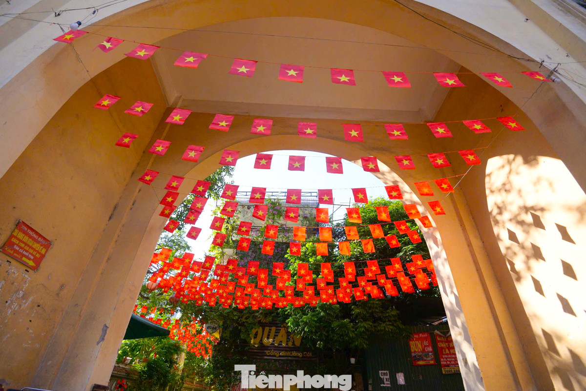 Ngõ nhỏ phố Yên Hoà được người dân trang trí cờ Tổ quốc.