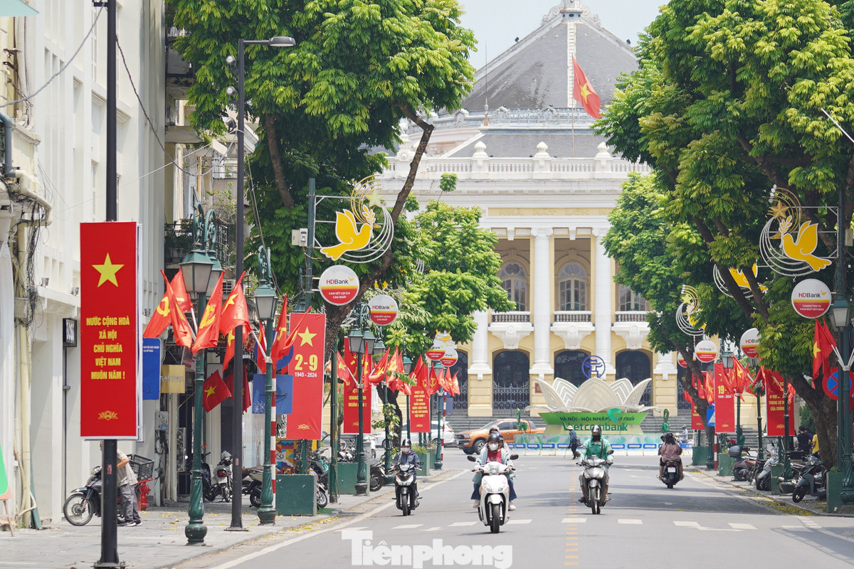 Phố Tràng Tiền rực rỡ cờ hoa mừng Quốc khánh 2/9.