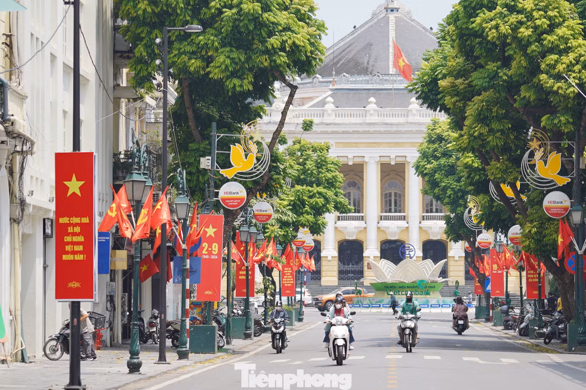 Phố Tràng Tiền rực rỡ cờ hoa mừng Quốc khánh 2/9.