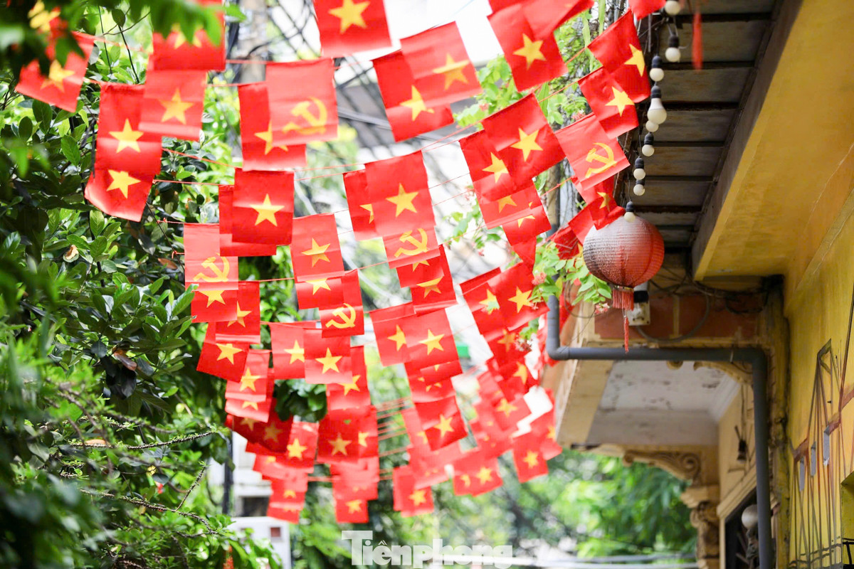 Ngõ nhỏ phố Yên Hoà được người dân trang trí cờ Tổ quốc.