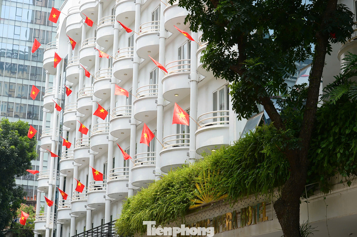 Một khách sạn trên phố Tông Đản rực rỡ sắc đỏ chào mừng ngày lễ lớn của dân tộc.