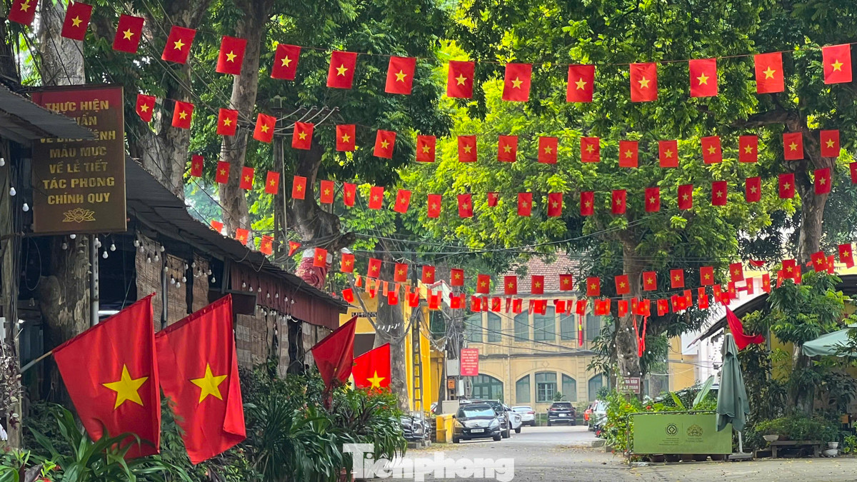 Tại các khu di tích trên địa bàn thành phố Hà Nội cũng trang trí rất nhiều cờ Tổ quốc, tạo nên một bức tranh đẹp về niềm tự hào, tình yêu quê hương đất nước.