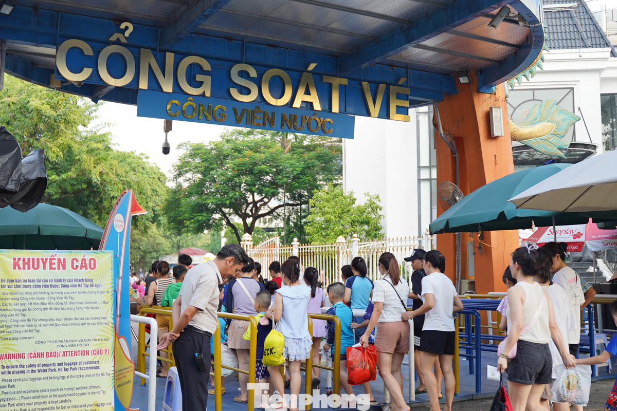 Thời tiết tại Hà Nội dịp nghỉ lễ có phần nắng nóng, nhiệt độ lên đến 34 độ C nên nhiều người đã lựa chọn Công viên nước Hồ Tây để vui chơi.