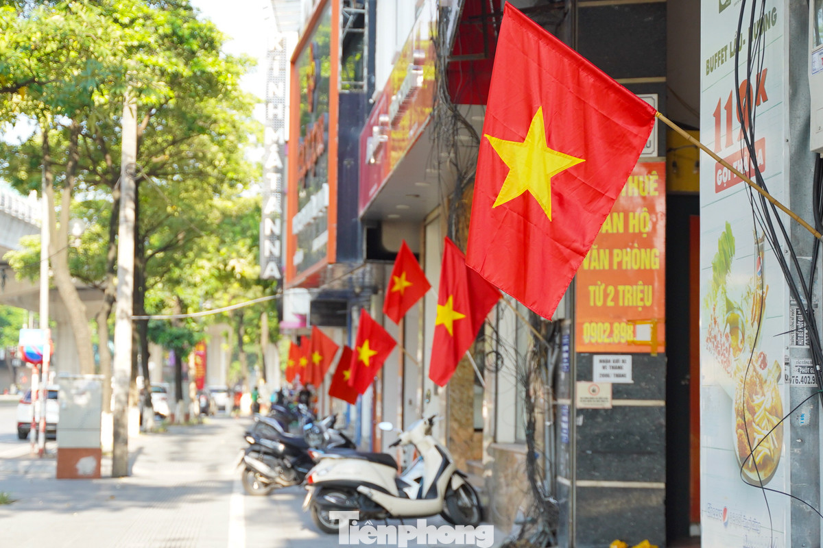 Cờ rực rỡ trên đường Hồ Tùng Mậu (quận Cầu Giấy).