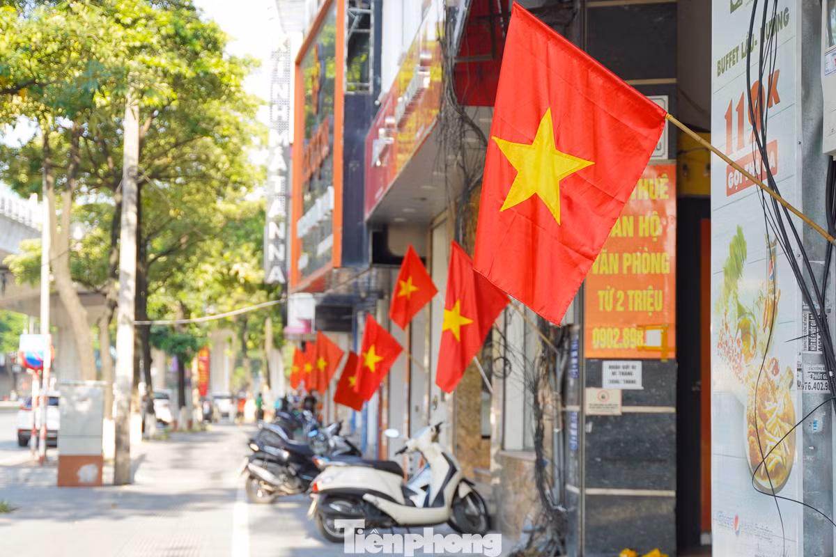 Cờ rực rỡ trên đường Hồ Tùng Mậu (quận Cầu Giấy).