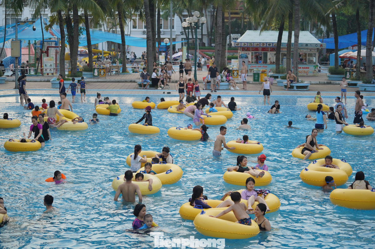 Theo quan sát, khu vực bể tạo sóng rất đông người bơi.