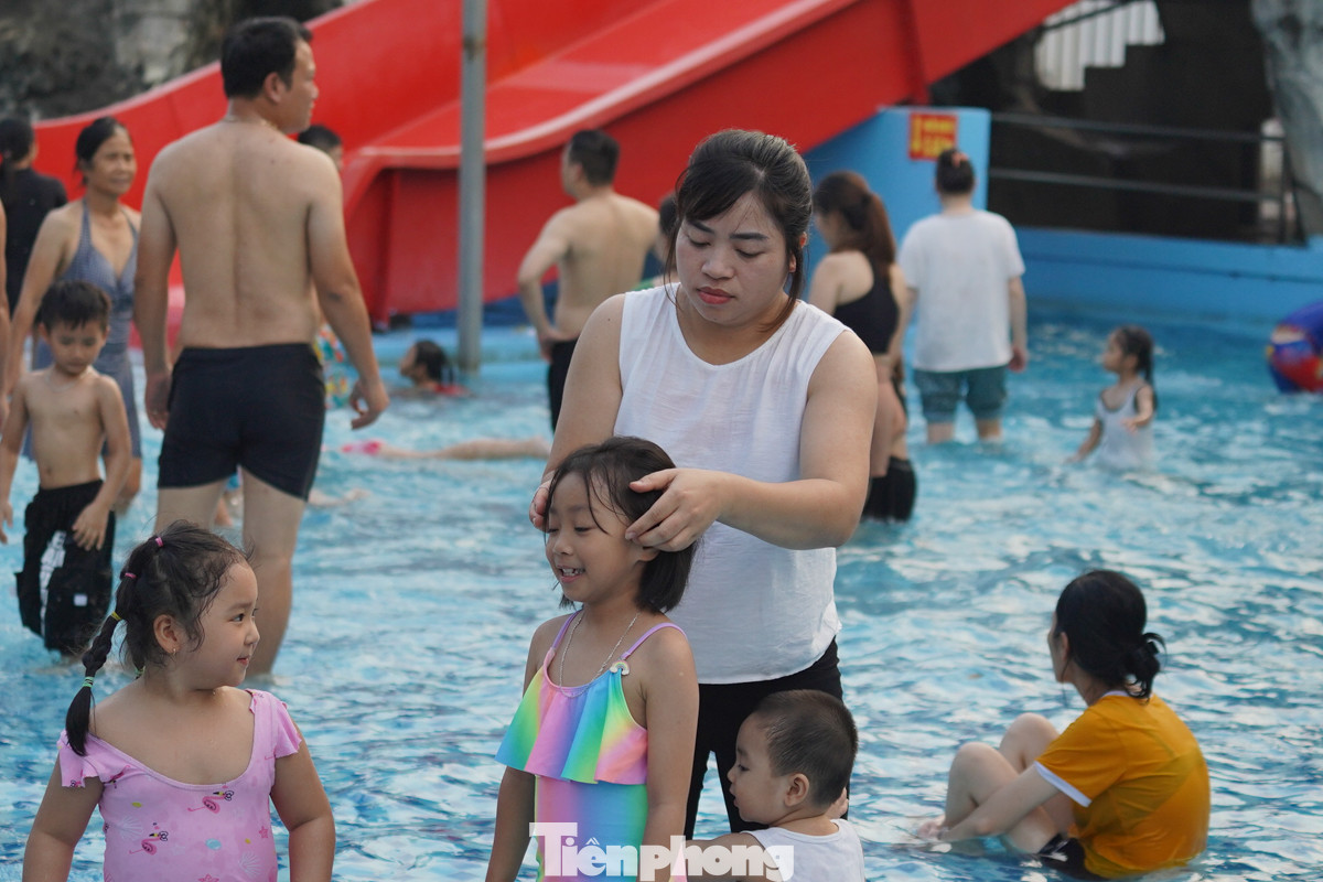 Khác với ngày thường, hôm nay đa số người đến bơi là phụ huynh và các em nhỏ.