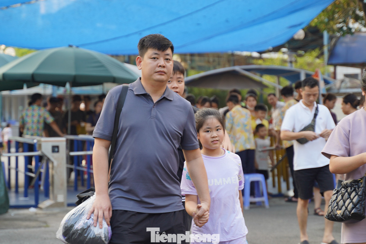 Thời tiết tại Hà Nội dịp nghỉ lễ có phần nắng nóng, nhiệt độ lên đến 34 độ C nên nhiều người đã lựa chọn Công viên nước Hồ Tây để vui chơi.