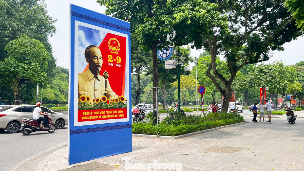 Không khí chào mừng kỷ niệm Quốc khánh 2/9 lan tỏa khắp phố phường Thủ đô Hà Nội.
