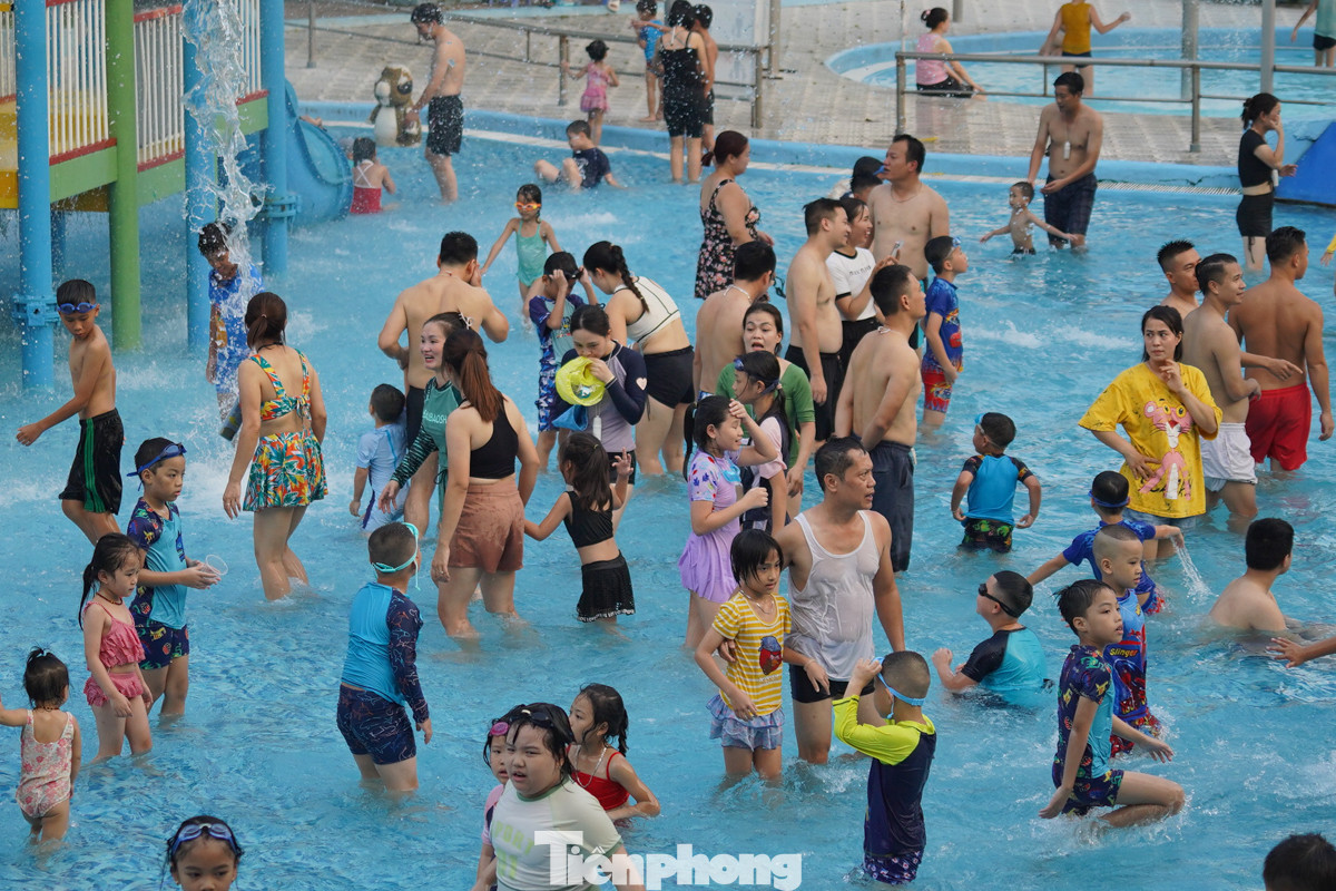 Càng về chiều tối, số lượng người tới đây mỗi lúc một nhiều.