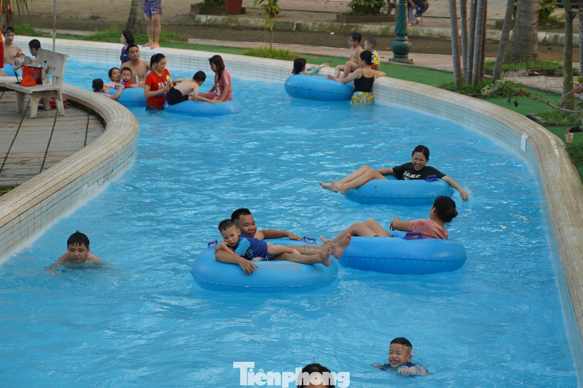 "Sông lười" là khu vực nhẹ nhàng, thu hút nhiều nhóm đi theo gia đình có trẻ em.