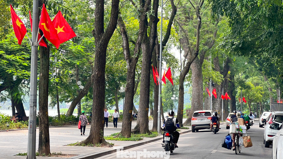 Theo ghi nhận của PV Tiền Phong, nhiều tuyến phố như: Hoàng Diệu, Hùng Vương, Đinh Tiên Hoàng, Thanh Niên, Điện Biên Phủ... rực rỡ sắc đỏ của màu cờ, băng rôn, khẩu hiệu, tranh cổ động, pano chào mừng Quốc khánh 2/9.