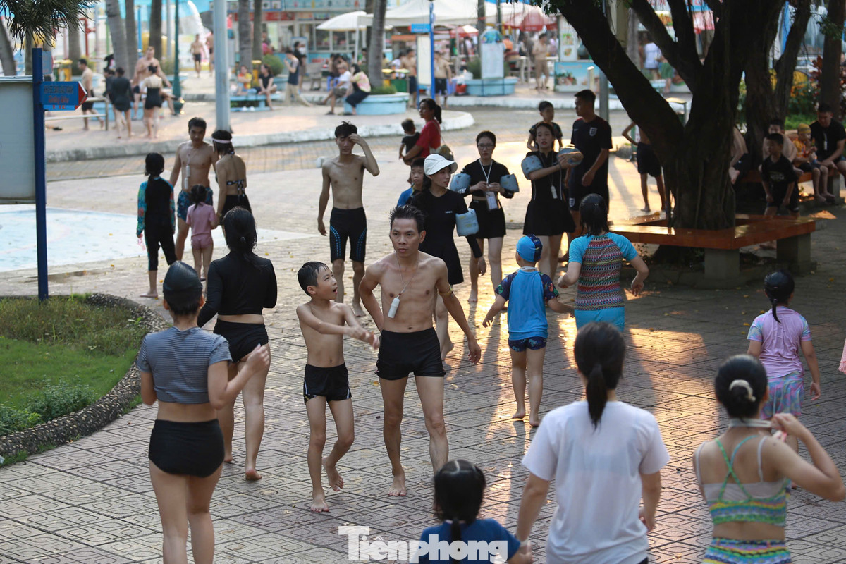 Càng về chiều tối, số lượng người tới đây mỗi lúc một nhiều.