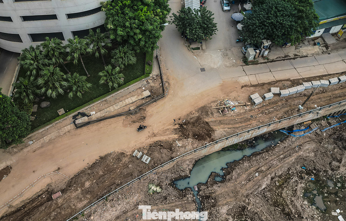 Ông Nguyễn Hữu Đức (người dân sống tại đường Ngô Quyền) cho biết: "Tôi thấy họ thi công vài hôm là dừng, làm ít ngày lại dừng. Mưa thì lầy lội, đường lúc nào cũng bụi bẩn". Ông Nguyễn Hữu Đức (người dân sống tại đường Ngô Quyền) cho biết: "Tôi thấy họ thi công vài hôm là dừng, làm ít ngày lại dừng. Mưa thì lầy lội, đường lúc nào cũng bụi bẩn".