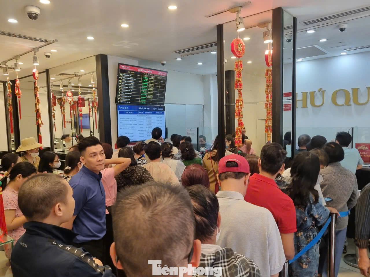 Phía bên trong, người dân xếp thành hàng dài chờ mua vàng. Phía bên trong, người dân xếp thành hàng dài chờ mua vàng.