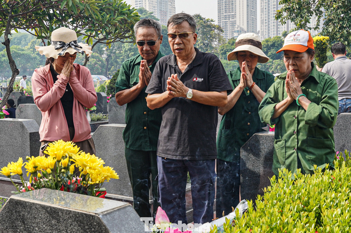 "Chúng tôi đến thắp hương cho người ông từng tham gia kháng chiến chống Pháp. Thật xúc động khi ở Nghĩa trang Mai Dịch rất đông người đến tưởng nhớ các anh hùng liệt sĩ. Nhớ về nguồn cội, cha ông là đạo lý tôt đẹp của dân tộc Việt Nam từ bao đời nay", ông Đặng Hữu Thọ - người thứ 2 từ trái sang (quận Hoàn Kiếm) chia sẻ. "Chúng tôi đến thắp hương cho người ông từng tham gia kháng chiến chống Pháp. Thật xúc động khi ở Nghĩa trang Mai Dịch rất đông người đến tưởng nhớ các anh hùng liệt sĩ. Nhớ về nguồn cội, cha ông là đạo lý tôt đẹp của dân tộc Việt Nam từ bao đời nay", ông Đặng Hữu Thọ - người thứ 2 từ trái sang (quận Hoàn Kiếm) chia sẻ.