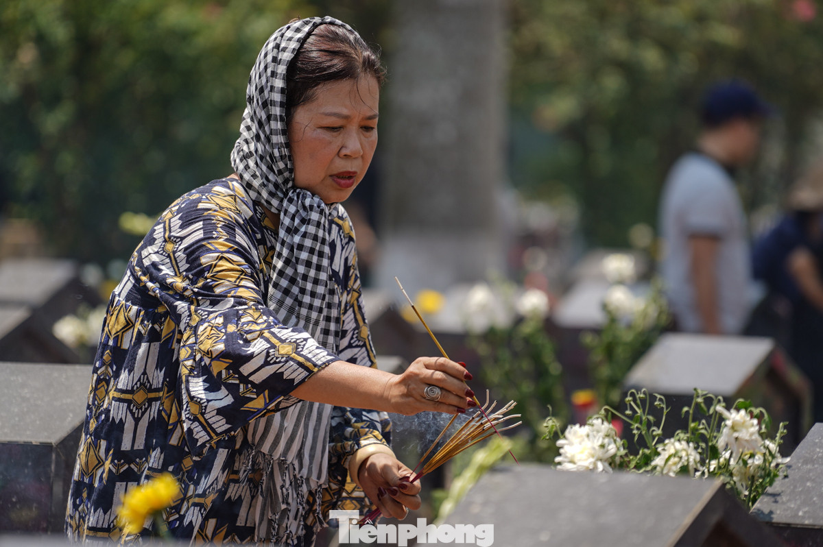 Người thân thành kính đặt những nén hương thơm, cúi đầu trước các phần mộ liệt sĩ. Người thân thành kính đặt những nén hương thơm, cúi đầu trước các phần mộ liệt sĩ.