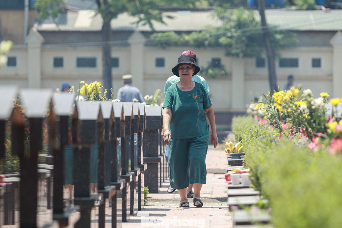 Cùng ngày tại Nghĩa trang Liệt sĩ Thành phố Hà Nội (quận Bắc Từ Liêm), nhiều gia đình đến để thắp hương, tưởng niệm người thân và thắp hương các anh hùng liệt sĩ. Cùng ngày tại Nghĩa trang Liệt sĩ Thành phố Hà Nội (quận Bắc Từ Liêm), nhiều gia đình đến để thắp hương, tưởng niệm người thân và thắp hương các anh hùng liệt sĩ.