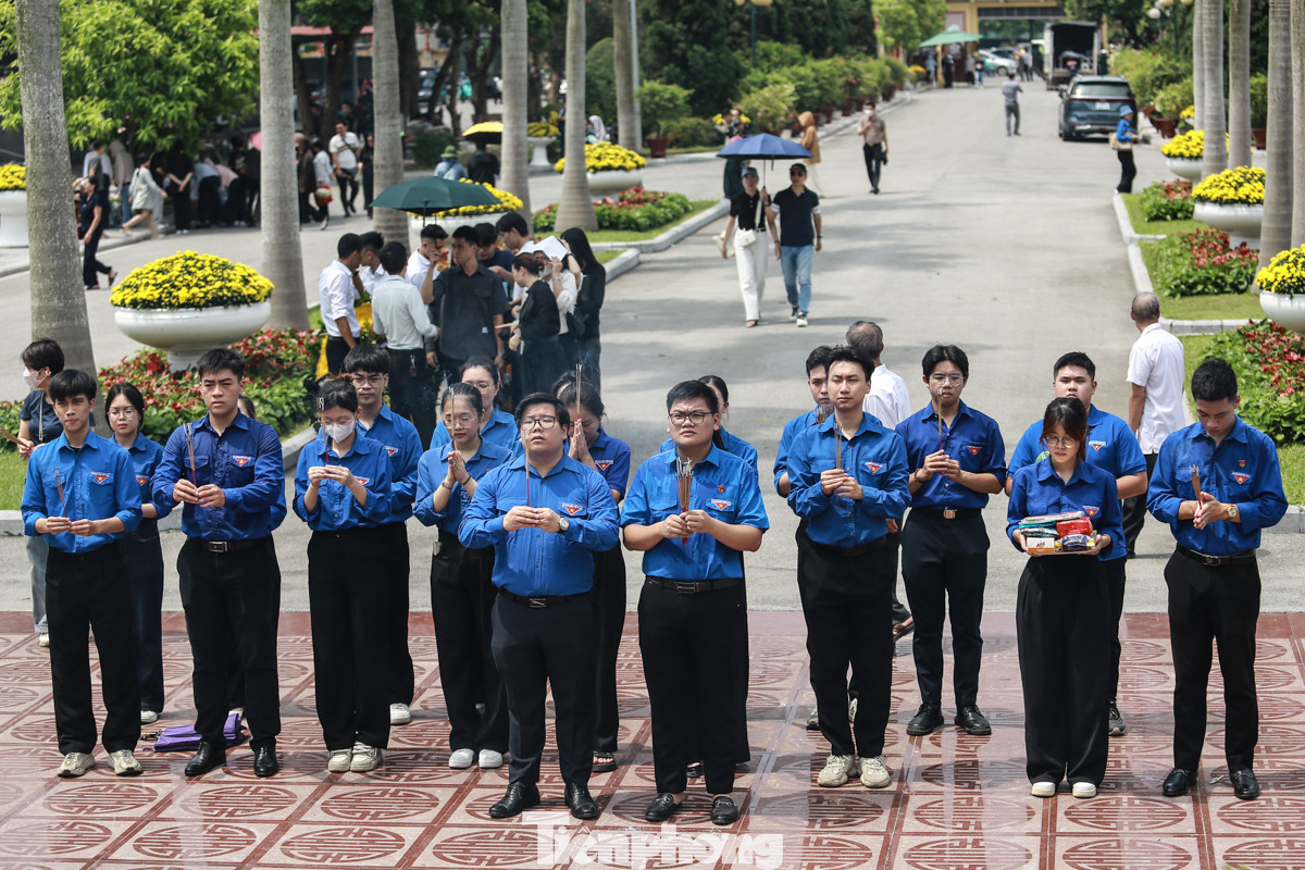 Đoàn viên, Thanh niên Trường Kinh tế Quốc dân đến thắp hương, gửi lòng thành kính đến các anh hùng liệt sĩ. Đoàn viên, Thanh niên Trường Kinh tế Quốc dân đến thắp hương, gửi lòng thành kính đến các anh hùng liệt sĩ.