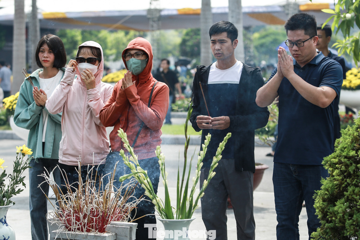 Hằng năm, cứ đến ngày Thương binh liệt sĩ 27/7, người dân cả nước lại đến các nghĩa trang liệt sĩ để dâng hương hoa, tri ân những người đã anh dũng hy sinh vì nền độc lập, tự do của Tổ quốc. Hằng năm, cứ đến ngày Thương binh liệt sĩ 27/7, người dân cả nước lại đến các nghĩa trang liệt sĩ để dâng hương hoa, tri ân những người đã anh dũng hy sinh vì nền độc lập, tự do của Tổ quốc.