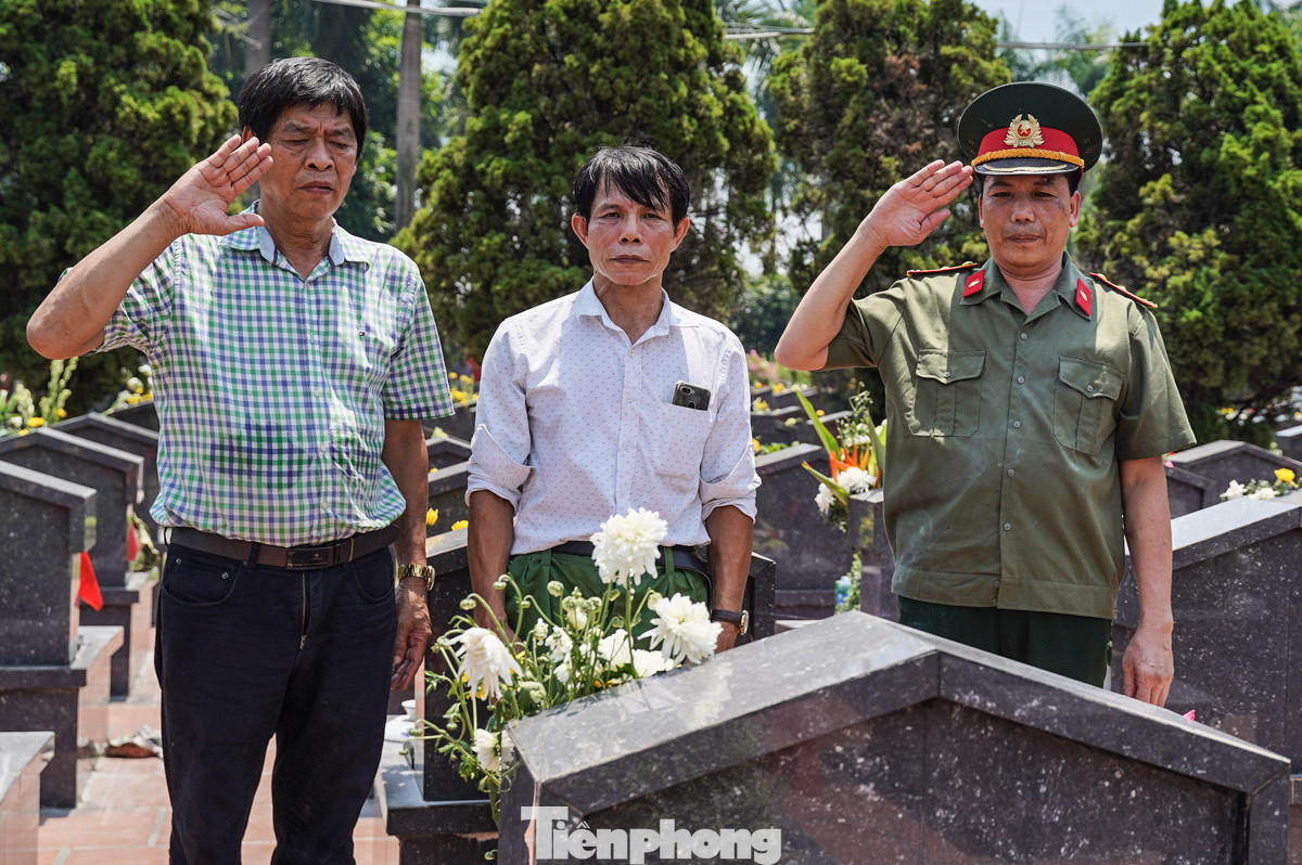 Ông Chu Trần Vương - đứng ngoài cùng bên trái (SN 1963) đến thắp hương cho người đồng đội đã hy sinh. "Tôi rất nhớ người bạn cùng chiến đấu năm nào, cứ đến dịp 27/7 là tôi không thể kìm nén được cảm xúc, chỉ mong bạn yên nghỉ", ông Vương rưng rưng nói. Ông Chu Trần Vương - đứng ngoài cùng bên trái (SN 1963) đến thắp hương cho người đồng đội đã hy sinh. "Tôi rất nhớ người bạn cùng chiến đấu năm nào, cứ đến dịp 27/7 là tôi không thể kìm nén được cảm xúc, chỉ mong bạn yên nghỉ", ông Vương rưng rưng nói.