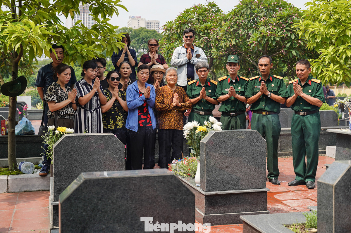 Ông Hoàng Xuân Vinh - người thứ 2 từ phải sang (quận Bắc Từ Liêm) cùng gia đình 18 người đến thăm bác ruột. "Chúng tôi đến đến thăm bác, cầu mong bác và những người đã hy sinh vì dân tộc an yên chốn vĩnh hằng", ông Vinh xúc động nói. Ông Hoàng Xuân Vinh - người thứ 2 từ phải sang (quận Bắc Từ Liêm) cùng gia đình 18 người đến thăm bác ruột. "Chúng tôi đến đến thăm bác, cầu mong bác và những người đã hy sinh vì dân tộc an yên chốn vĩnh hằng", ông Vinh xúc động nói.