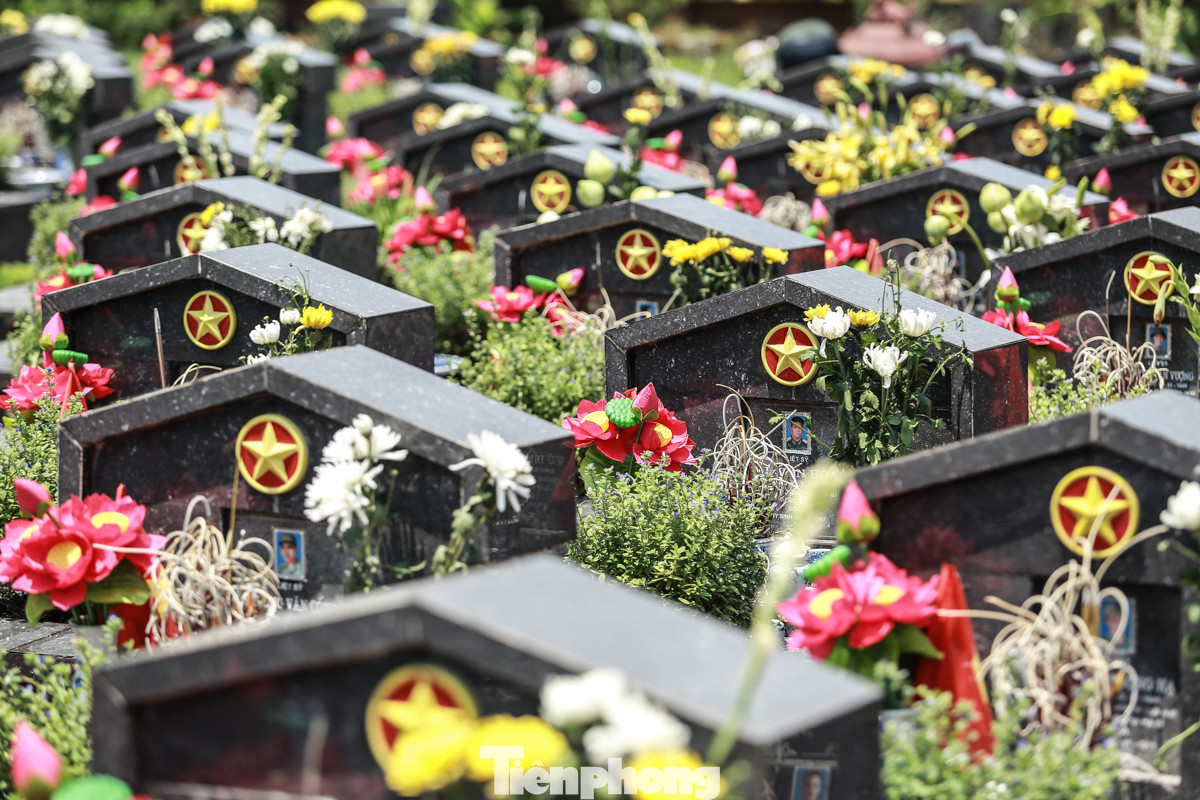 Nghĩa trang Liệt sĩ Thành phố Hà Nội còn được biết đến với tên Nghĩa trang Liệt sĩ Nhổn, là nơi an nghỉ của hơn 2.000 liệt sĩ đã hy sinh trong cả bốn thời kỳ: kháng chiến chống Pháp, kháng chiến chống Mỹ, chiến tranh biên giới phía Bắc... Nghĩa trang Liệt sĩ Thành phố Hà Nội còn được biết đến với tên Nghĩa trang Liệt sĩ Nhổn, là nơi an nghỉ của hơn 2.000 liệt sĩ đã hy sinh trong cả bốn thời kỳ: kháng chiến chống Pháp, kháng chiến chống Mỹ, chiến tranh biên giới phía Bắc...