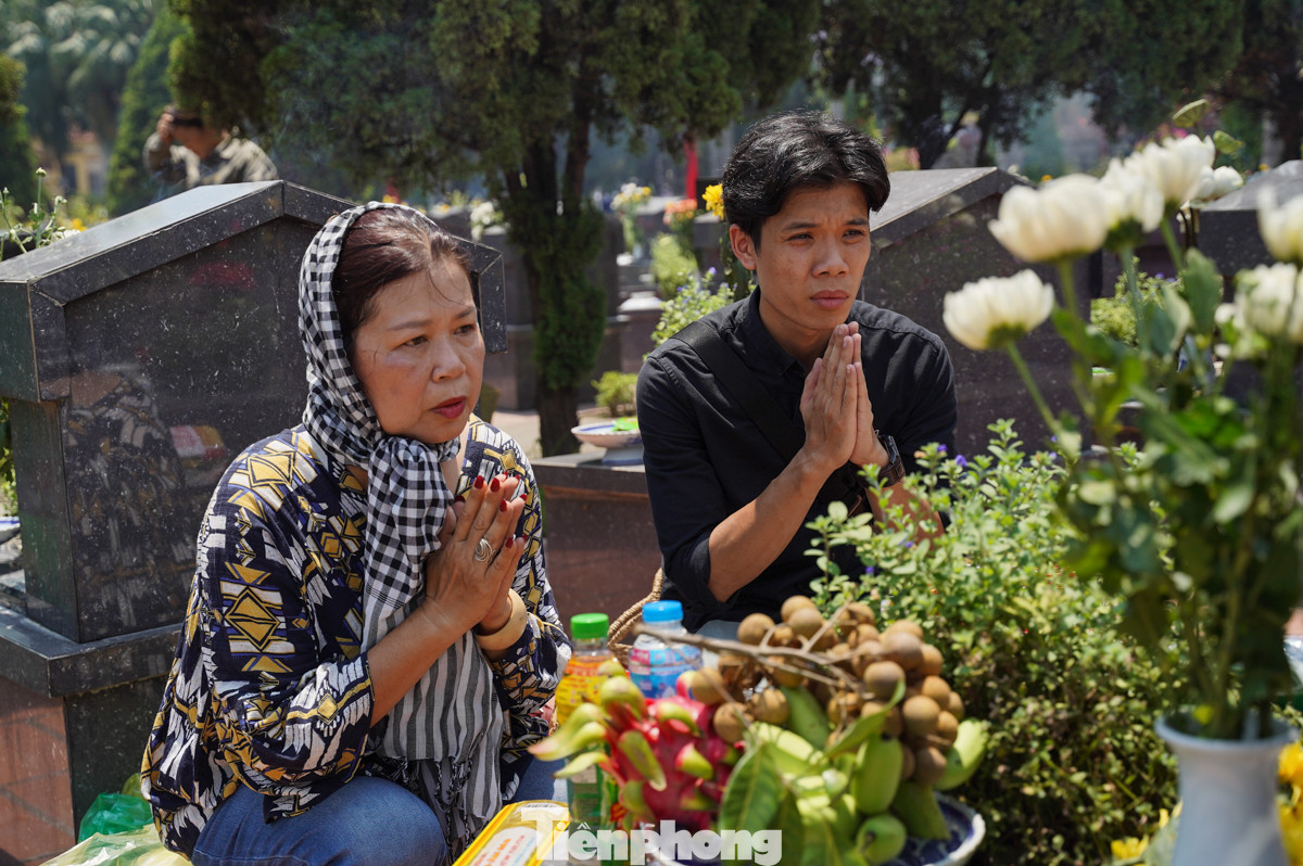 Người thân thành kính đặt những nén hương thơm, cúi đầu trước các phần mộ liệt sĩ. Người thân thành kính đặt những nén hương thơm, cúi đầu trước các phần mộ liệt sĩ.