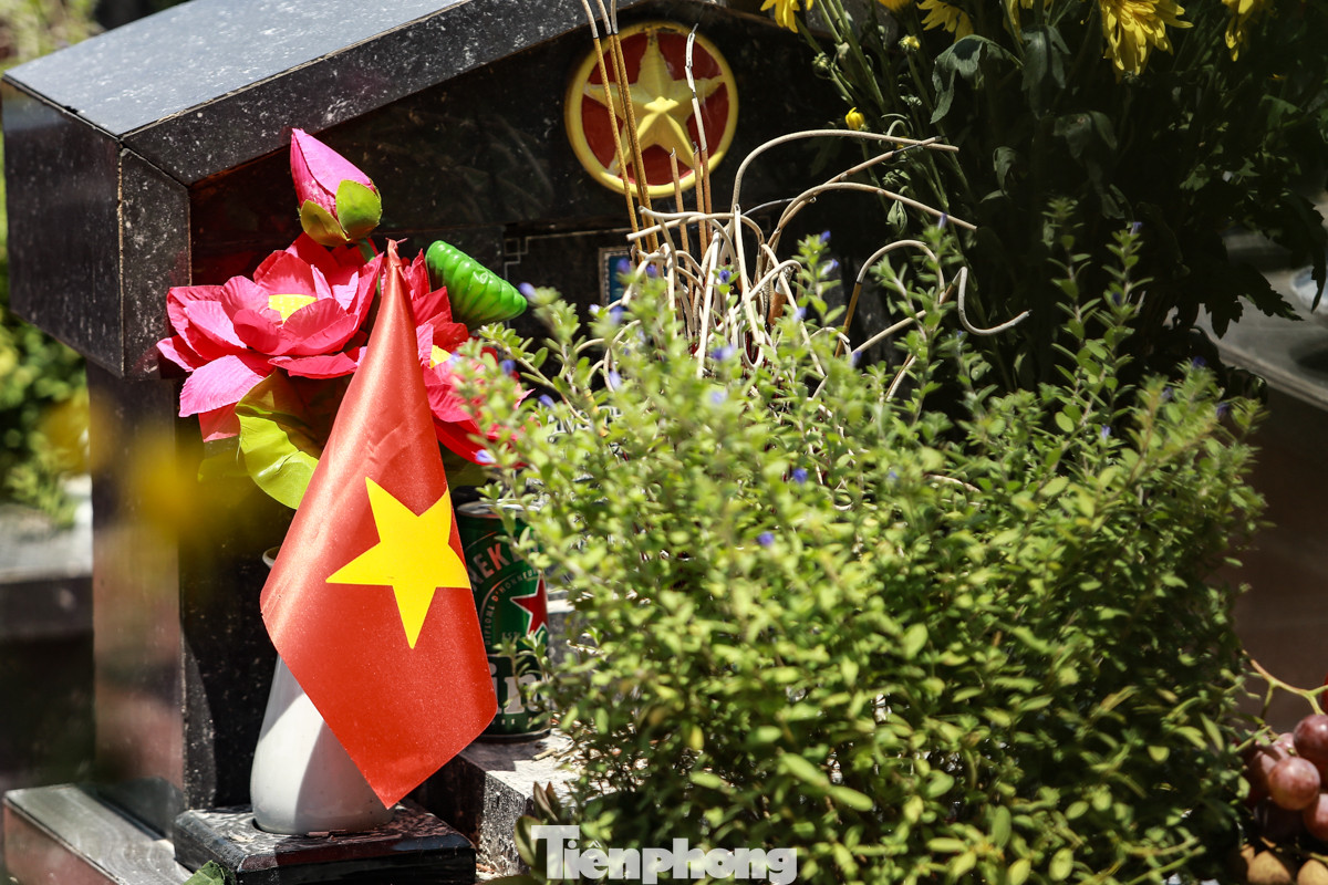 Dâng hương tưởng nhớ các anh hùng liệt sĩ ngày 27/7 là một hoạt động ý nghĩa thể hiện lòng biết ơn sâu sắc đối với sự hy sinh của thế hệ cha anh vì độc lập, tự do của Tổ quốc. Dâng hương tưởng nhớ các anh hùng liệt sĩ ngày 27/7 là một hoạt động ý nghĩa thể hiện lòng biết ơn sâu sắc đối với sự hy sinh của thế hệ cha anh vì độc lập, tự do của Tổ quốc.