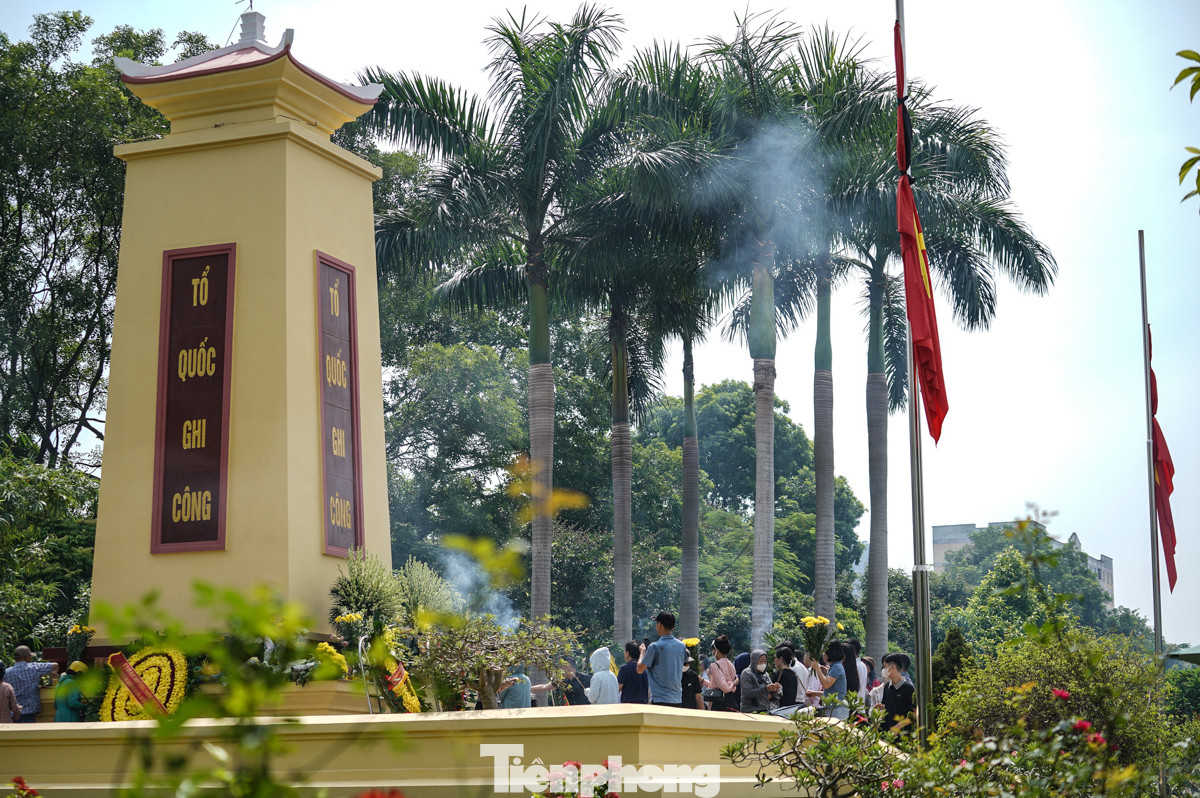 Tại Nghĩa trang Mai Dịch (Hà Nội), từ sáng sớm đã có nhiều người là người thân, đồng đội cũ đến dâng hương trước đài tưởng niệm. Tại Nghĩa trang Mai Dịch (Hà Nội), từ sáng sớm đã có nhiều người là người thân, đồng đội cũ đến dâng hương trước đài tưởng niệm.