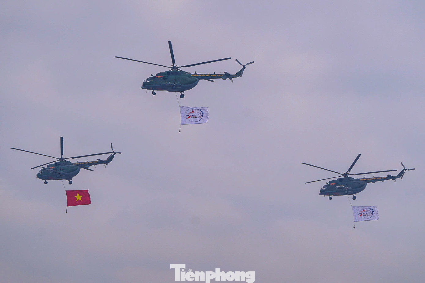 Sáng 17/12, tại khu vực sân bay Gia Lâm (Hà Nội), các đơn vị máy bay chiến đấu Su-30MK2 và trực thăng Mi tổ chức hợp luyện các màn bay biểu diễn để chuẩn bị cho lễ khai mạc Triển lãm Quốc phòng quốc tế Việt Nam 2024.