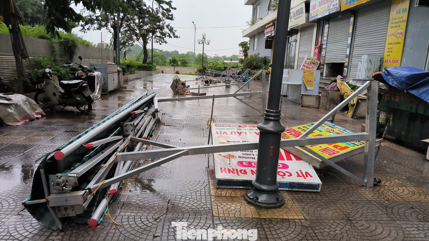 Tại khu chung cư Ecohome3 (Đông Ngạc, Bắc Từ Liêm) các gian hàng kinh doanh tại tầng trệt đã được sắp xếp gọn gàng để giảm thiểu thiệt hại do bão.