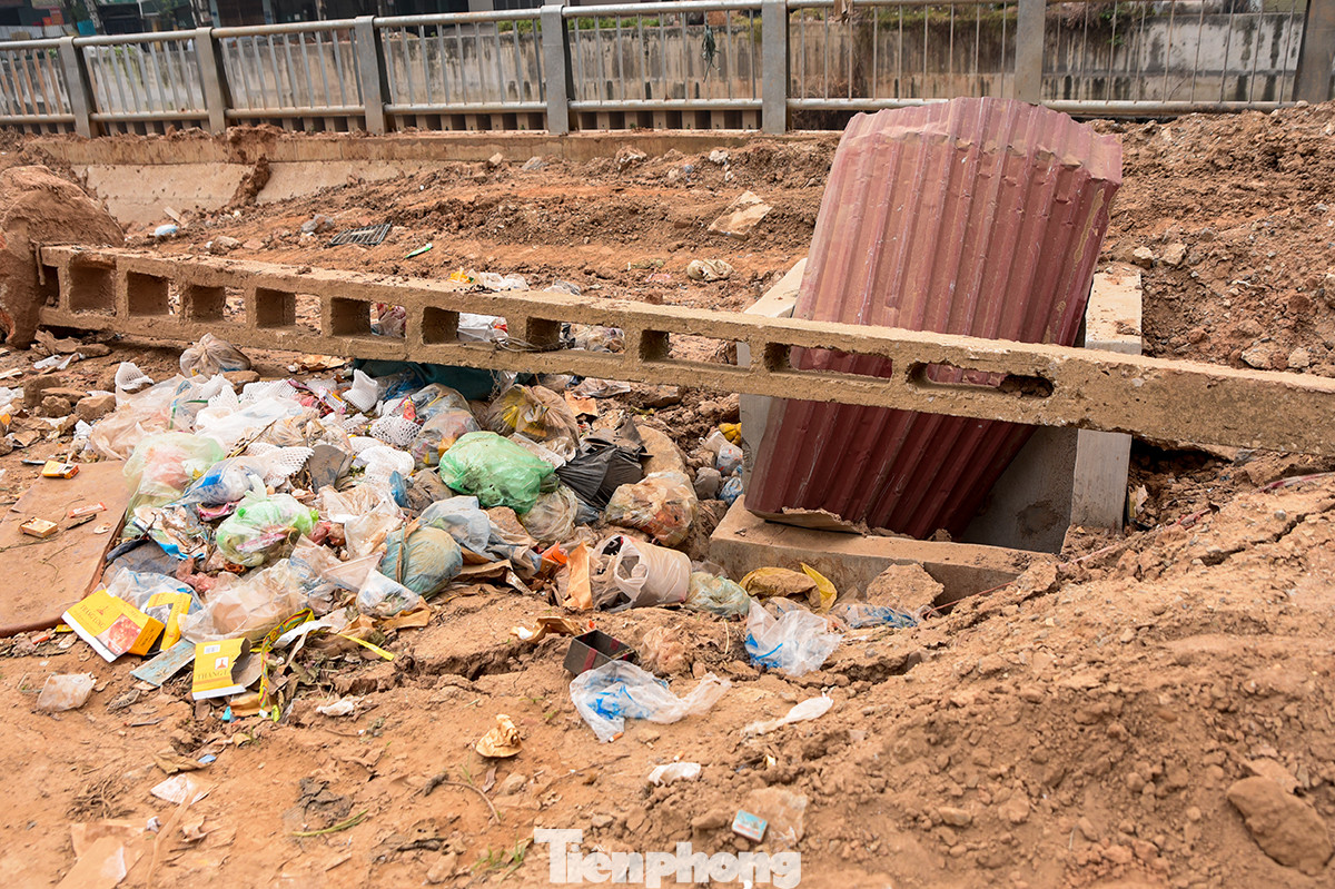 Nhiều cống sâu 4-5m án ngữ sát mặt đường nhưng biện pháp an toàn thực hiện rất sơ sài, gây nguy hiểm cho người dân, đặc biệt vào ban đêm. Nhiều cống sâu 4-5m án ngữ sát mặt đường nhưng biện pháp an toàn thực hiện rất sơ sài, gây nguy hiểm cho người dân, đặc biệt vào ban đêm.