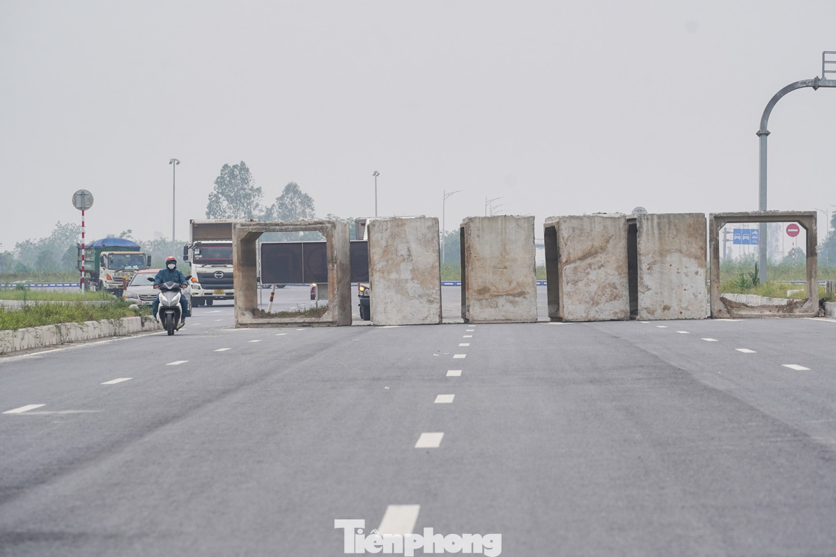 Ở chiều ngược lại, đường vẫn đang chắn bằng các ụ bê tông.