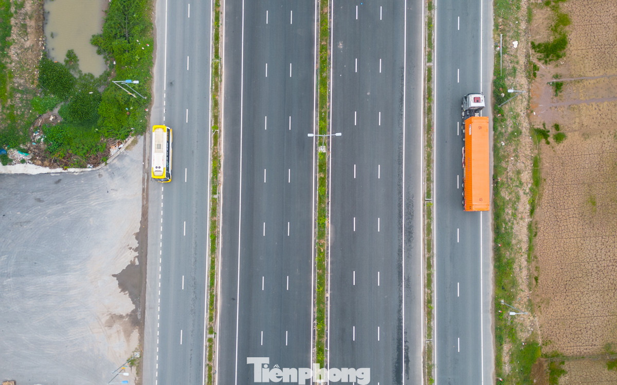 Đường liên tỉnh Hà Nội - Hưng Yên có lắp đặt dải phân cách cứng bằng bê tông, được trồng thêm cây xanh, giúp phân định rõ ràng giữa đường chính và đường gom.