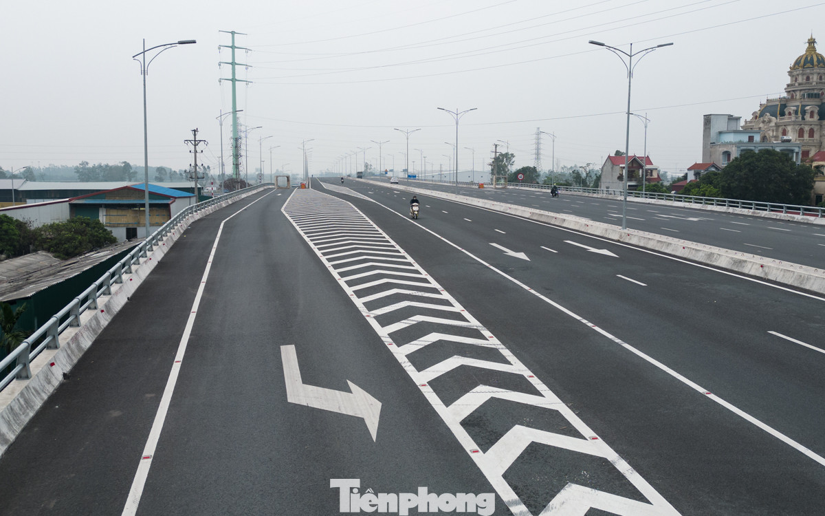 Cầu vượt có hai lối lên xuống.