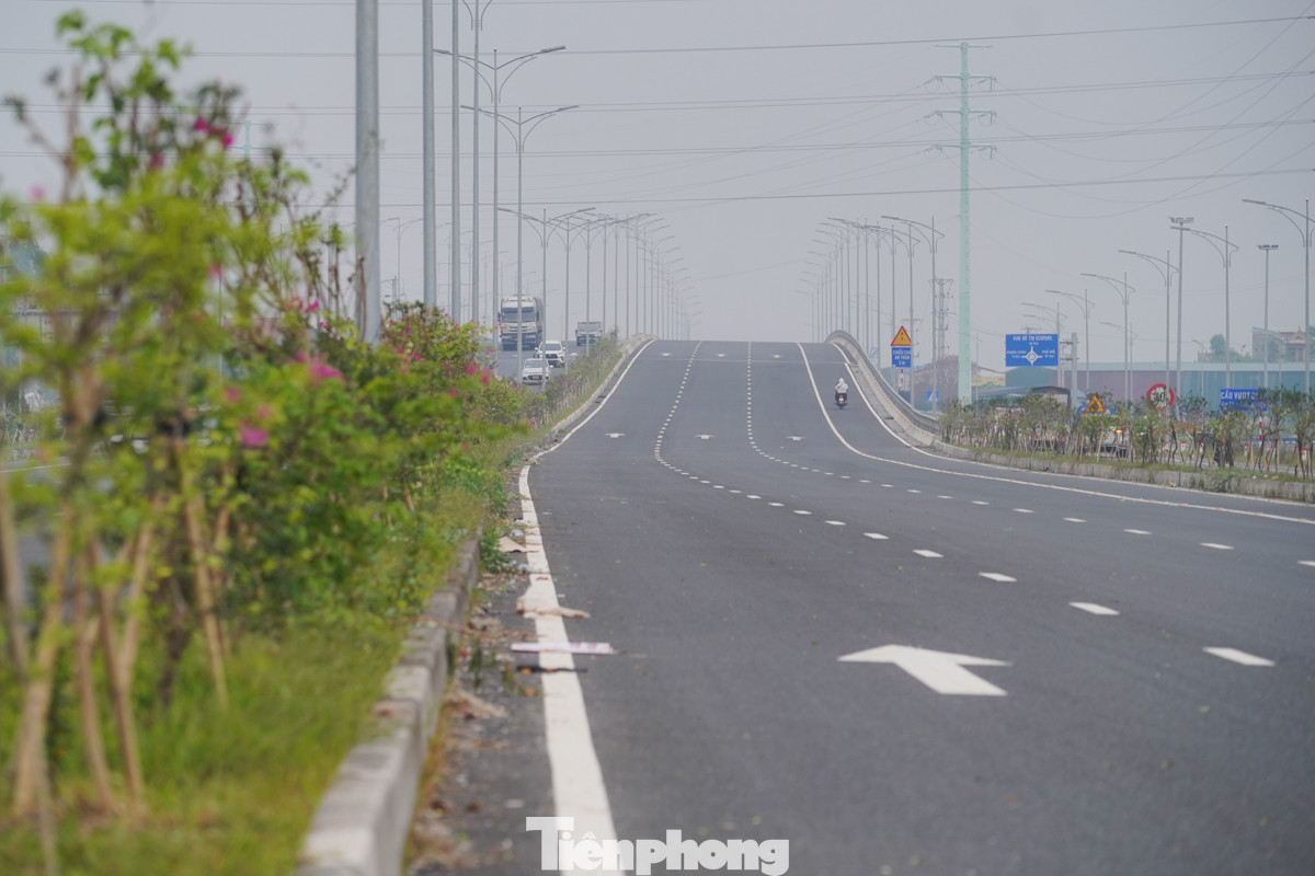 Ở chiều ngược lại, đường vẫn đang chắn bằng các ụ bê tông.