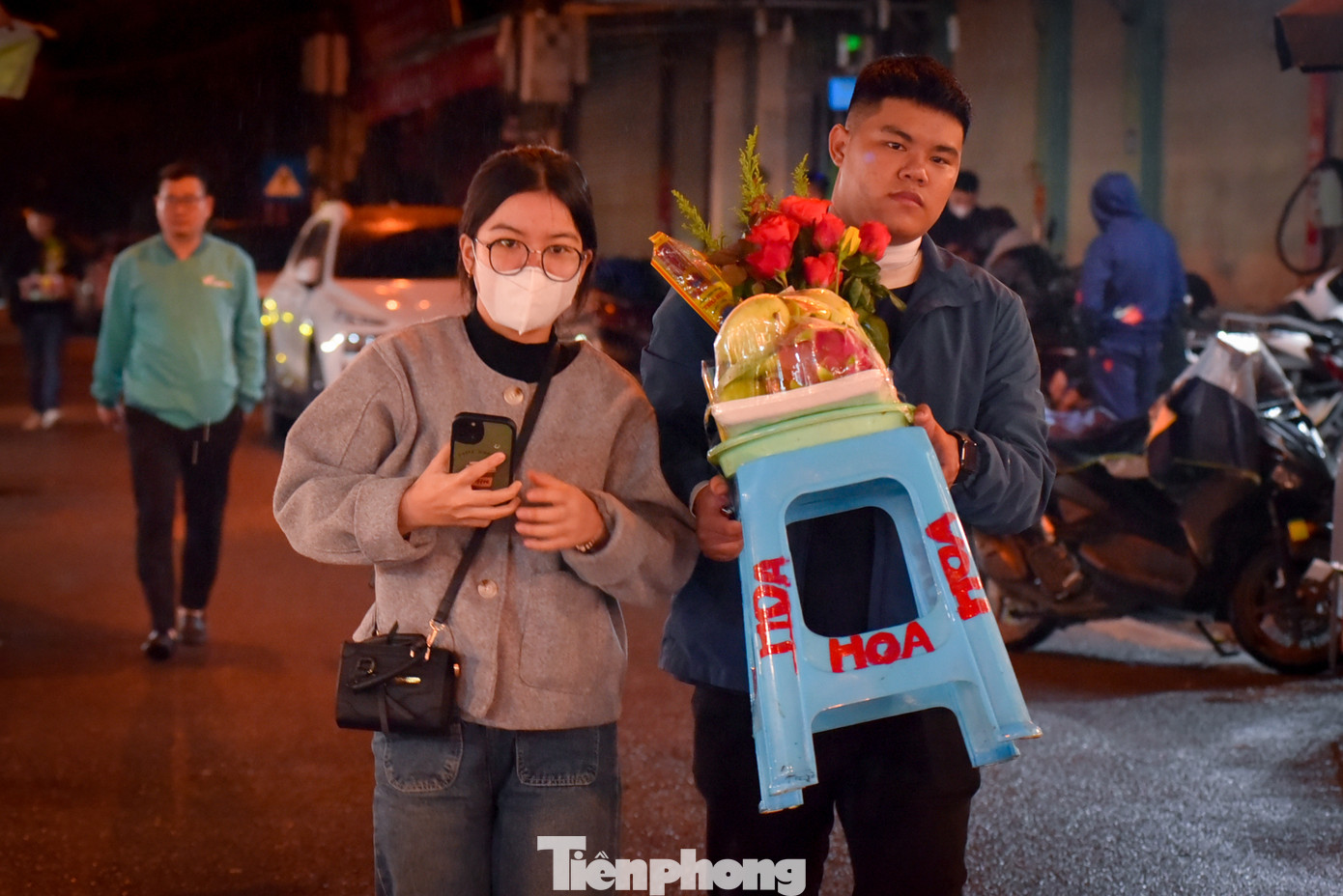 Mỗi người đến Phủ đều cố gắng bày lễ thật tươm tất để tỏ lòng thành.