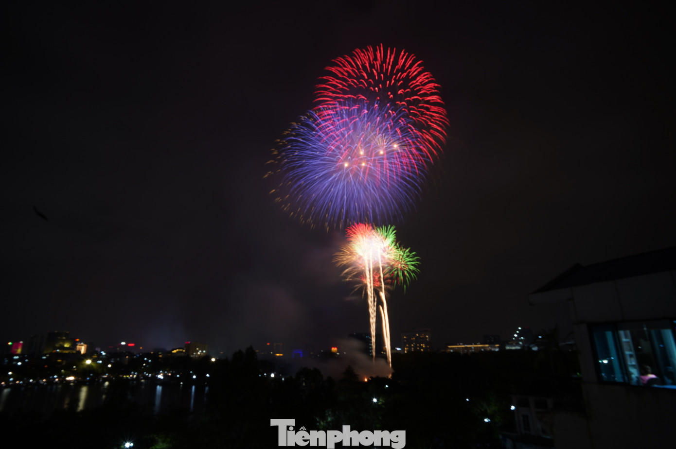 Những đợt pháo hoa rực rỡ sắc màu, tạo nên khung cảnh lung linh.