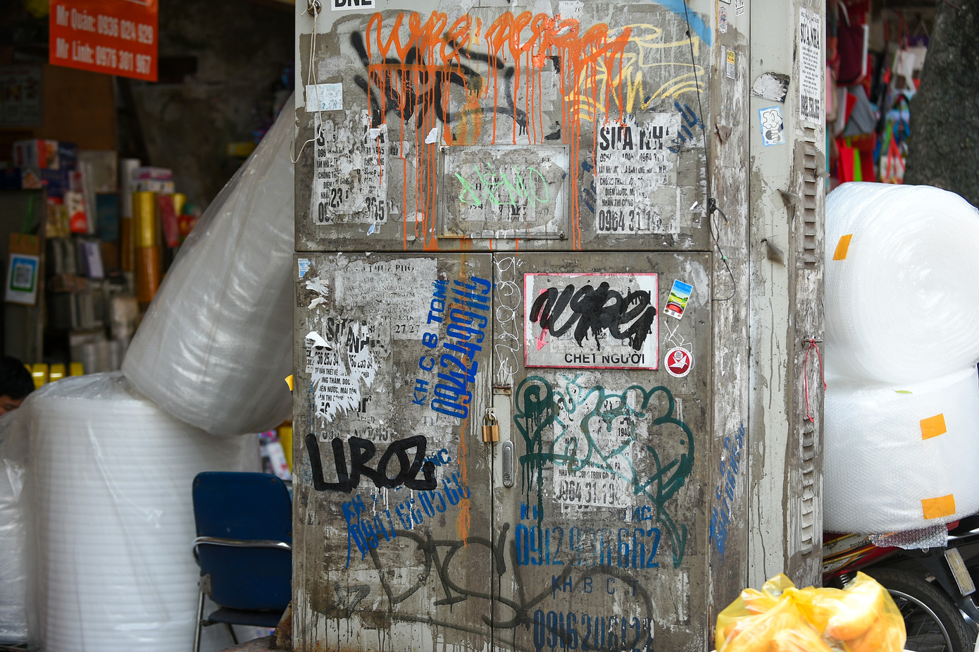 Trụ điện trên phố Hàng Chiếu (quận Hoàn Kiếm) cũng chịu tình cảnh tương tự. Chị Hoàng Linh, người bán hàng tại con phố này cho biết, cứ tới nửa đêm, rạng sáng là có một số nhóm thanh niên tụ tập lại dán, vẽ bậy vào cột điện, trạm điện, thậm chí cả tường, cửa cuốn của nhà dân xung quanh.