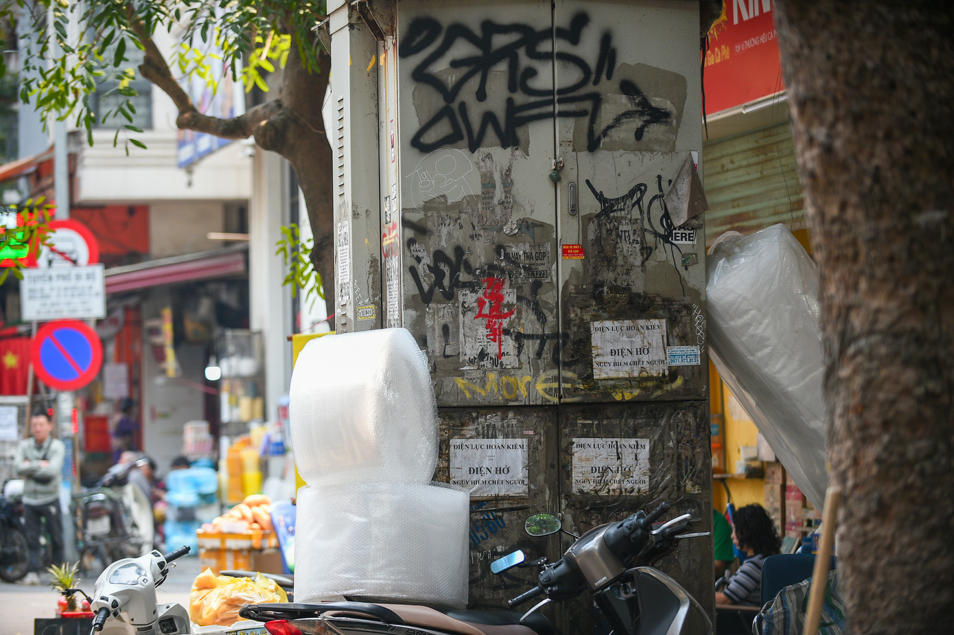 Trụ điện trên phố Hàng Chiếu (quận Hoàn Kiếm) cũng chịu tình cảnh tương tự. Chị Hoàng Linh, người bán hàng tại con phố này cho biết, cứ tới nửa đêm, rạng sáng là có một số nhóm thanh niên tụ tập lại dán, vẽ bậy vào cột điện, trạm điện, thậm chí cả tường, cửa cuốn của nhà dân xung quanh.