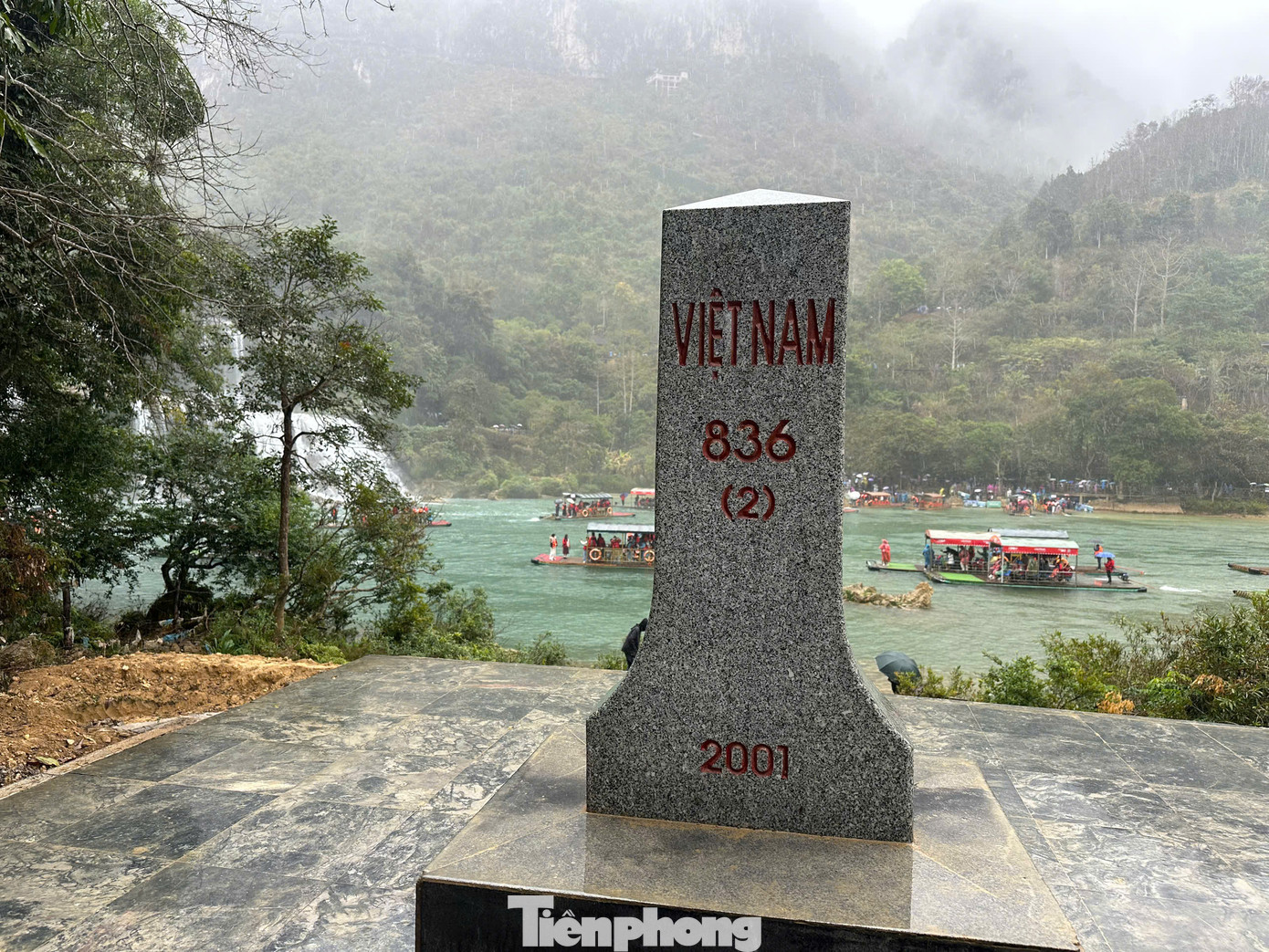 Cột mốc 836 (2) nằm dưới chân thác Bản Giốc, kiêu hãnh canh giữ bầu trời biên cương, như là lời khẳng định chủ quyền lãnh thổ Việt Nam.