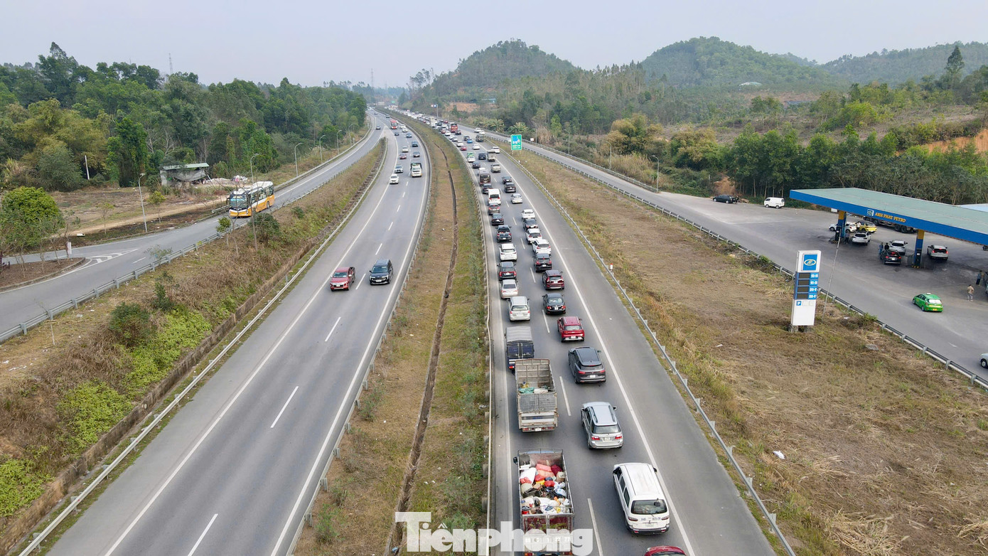 Cao tốc Lào Cai - Hà Nội, từng dòng phương tiện di chuyển chậm khung giờ cao điểm chiều nay.